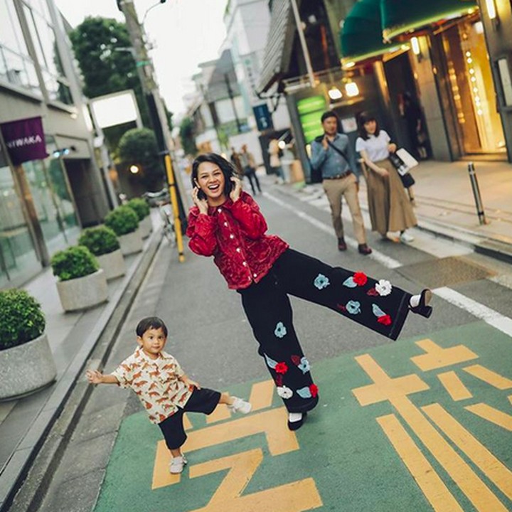 <p>Andien juga sering mengunggah foto kesehariannya bareng si kecil Kawa. Gemesin deh Kawa! (Foto: Instagram/andienaisyah)</p>