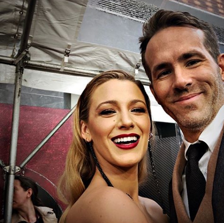 <p>Nggak jarang Ryan melakukan wefie dengan istrinya di acara formal. So sweet! (Foto: Instagram @blakelively)</p>