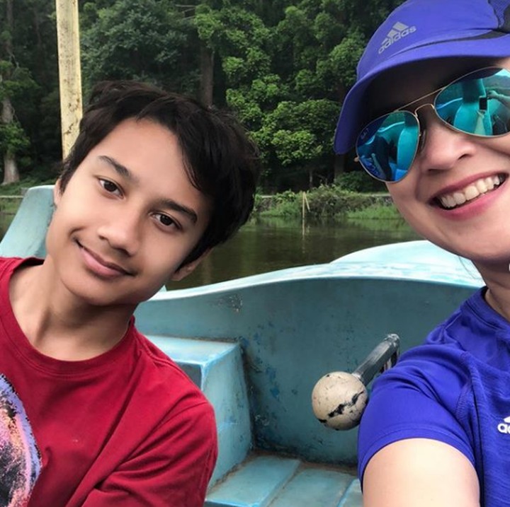 <p>Ganteng ya, Bun, si Mario. Seru-seruan bareng mama Ira mengelilingi danau di Situ Gunung, Sukabumi. ( Foto: Instagram @irawbw)</p>
