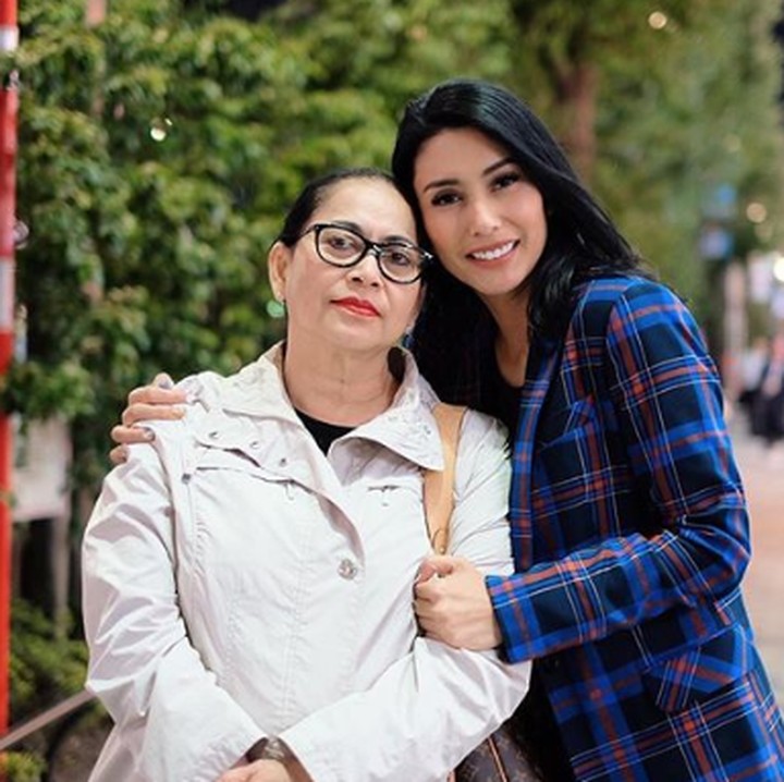 <p>Tyas Mirasih sering banget menghabiskan waktu bareng ibunya. (Foto: Instagram @tyasmirasih)  </p>