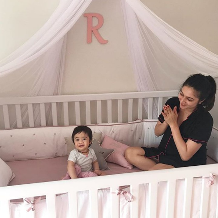 <p>Sedang bermain di kamar Raqeema, asyik banget sepertinya ya? (Foto: Instagram @nsyakieb85)</p>