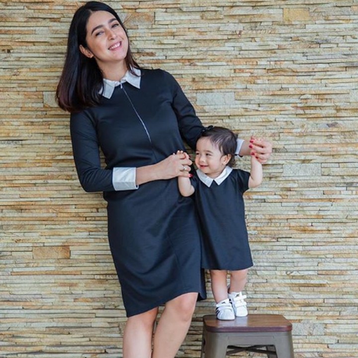 <p>Raqeema pakai baju kembaran nih dengan Bunda <a href="https://hot.detik.com/celeb/d-3858395/perjuangan-nabila-syakieb-lahirkan-anak-pertama" target="_blank">Nabila Syakieb</a>. Super cute! (Foto: Instagram @nsyakieb85)</p>