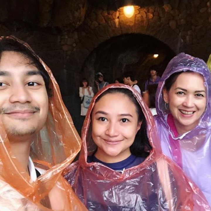 <p>Inilah ketiga anak Ira ada si Radya Bagaskara, Chika Bagaskara dan Mario Bagaskara. Mereka lagi liburan ke sebuah gua nih, sampai harus pakai jas hujan. ( Foto: Instagram @irawbw)</p>