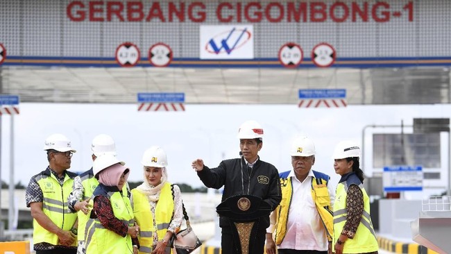 Jokowi meresmikan Tol Ciawi-Sukabumi Ruas Cigombong-Cibadak dengan panjang 11,9 km. Ia pede dengan tol itu, waktu tempuh Jakarta-Sukabumi bisa dicapai 2,5 jam.