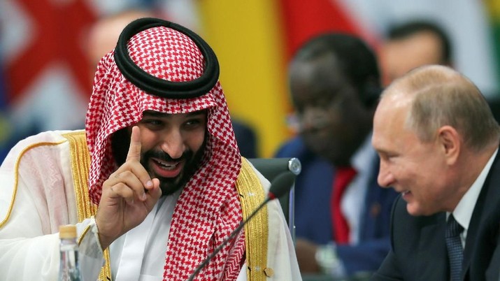 Putra Mahkota Arab Saudi Mohammad bin Salman berbicara dengan Presiden Rusia Vladimir Putin selama pembukaan KTT para pemimpin G20 di Buenos Aires, Argentina 30 November 2018. REUTERS / Sergio Moraes Saudi Arabia's Crown Prince Mohammed bin Salman speaks with Russia's President Vladimir Putin during the opening of the G20 leaders summit in Buenos Aires, Argentina November 30, 2018. REUTERS/Sergio Moraes TPX IMAGES OF THE DAY