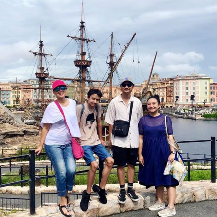 <p>Mereka liburan bareng nih, Bun, ke Disney Tokyo Sea. ( Foto: Instagram @irawbw)</p>