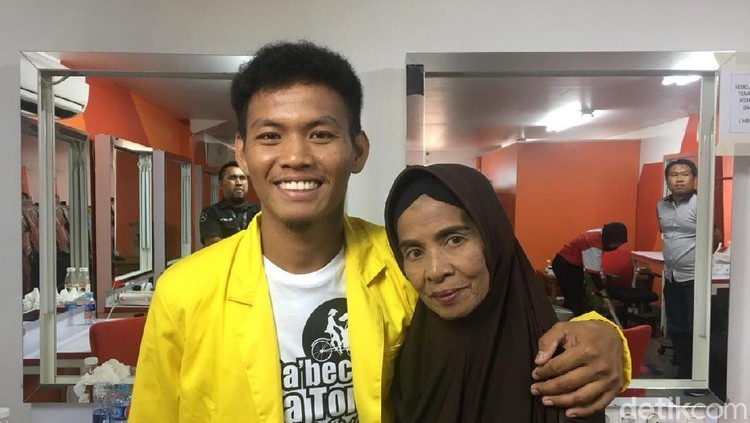 Kisah Muhammad Hamzah Amirullah, menjadi pengingat untuk tak pernah menyerah. Dia berhasil membuktikan jika tukang becak juga bisa jadi sarjana.