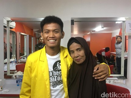 Tukang Becak Bergelar Sarjana Berbagi Kisah untuk Anak Indonesia