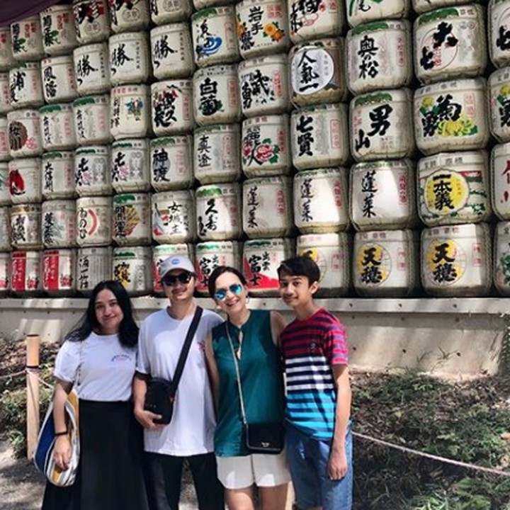 <p>Seru banget ya, Bun, liburan mereka. Selain itu, mereka juga kompak ya, karena selalu pergi bareng saat traveling. ( Foto: Instagram @irawbw)</p>