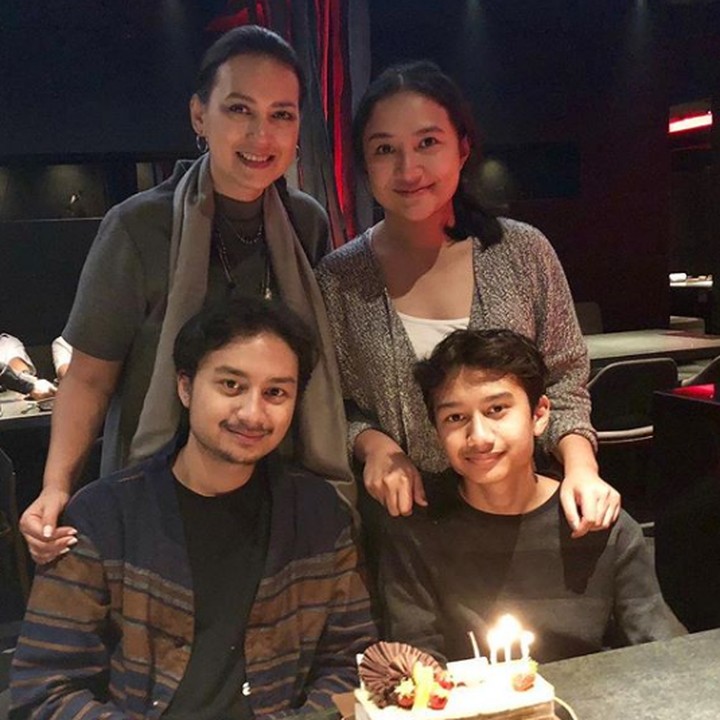 <p>Bunda Ira saat merayakan ulang tahun kedua anaknya Radya dan Mario. Agak mirip papa mereka ya, Katon Bagaskara.( Foto: Instagram @irawbw) </p>