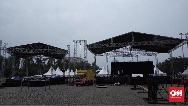 Tiga panggung besar berdiri di kompleks Monas, Jakarta, menyambut Reuni Aksi 212 pada Minggu (2/12). Reuni Aksi 212 akan dimulai sejak pukul 03.00 dini hari WIB