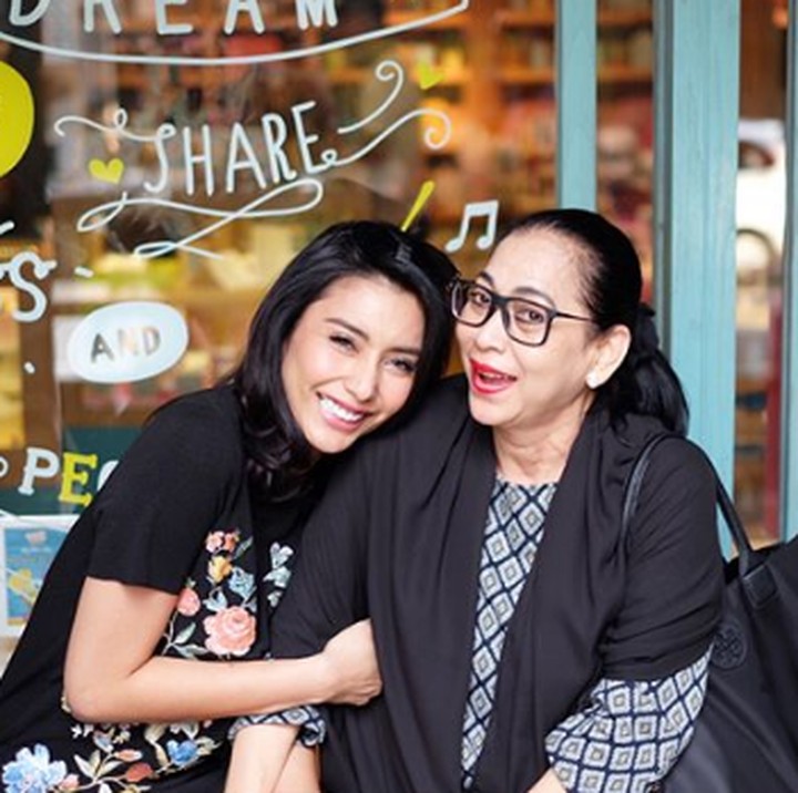 <p>Tyas memang dekat banget dengan sang bunda. Kemana-mana sering banget mengajak ibunya. (Foto: Instagram @tyasmirasih)</p>