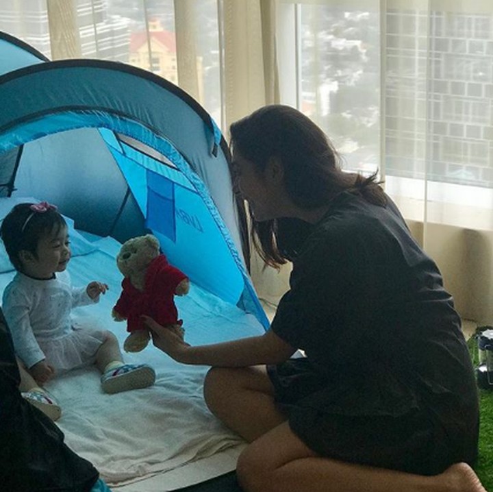 <p>Anak-anak memang paling happy kalau tenda digelar di rumah. Seperti Raqemma nih, yang senang berada di dalam tenda. (Foto: Instagram @nsyakieb85)</p>