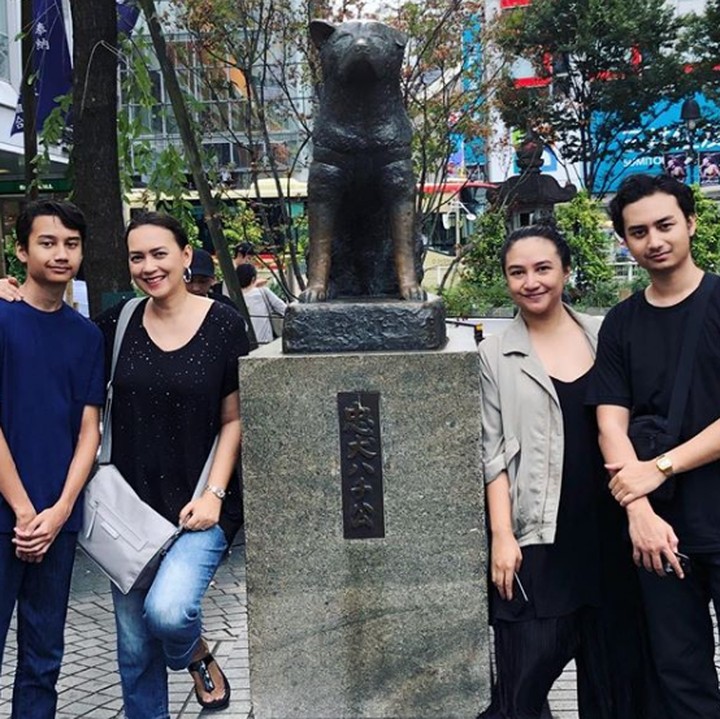 <p>Cantik dan ganteng ya anaknya <a href="https://hot.detik.com/celeb/2189287/nikah-beda-agama-selama-17-tahun-apa-penyebab-perceraian-ira-wibowo-katon" target="_blank">Ira Wibowo</a>. Kali ini mereka mengabadikan kenangan di samping patung Hachiko. ( Foto: Instagram @irawbw)</p>