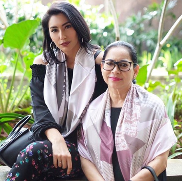 <p><a href="https://www.haibunda.com/foto-lainnya/d-4319318/romatis-banget-7-potret-tyas-mirasih-liburan-bareng-suami" target="_blank">Tyas Mirasih</a> juga kerap mengungkapkan rasa sayang pada bundanya di Instagram. Salah staunya, ketika dia memuji ibunya sebagai wanita tangguh. <em>Sweet</em> banget kan, Bun! (Foto: Instagram @tyasmirasih)</p>