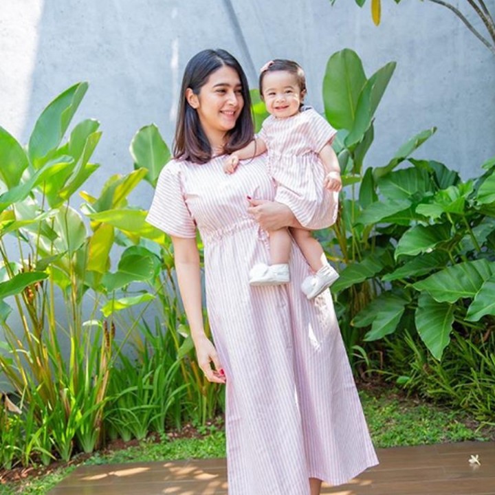 <p>Momen ibu dan anak memang selalu bikin hati adem. Seperti dilakukan <a href="https://hot.detik.com/celeb/4324340/melihat-lagi-kecantikan-alami-nabila-syakieb" target="_blank">Nabila Syakieb</a> dan putrinya, Raqeema Ruby Radinal. (Foto: Instagram @nsyakieb85)</p>