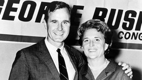 Kisah Ciuman Pertama untuk Selamanya George HW Bush-Barbara