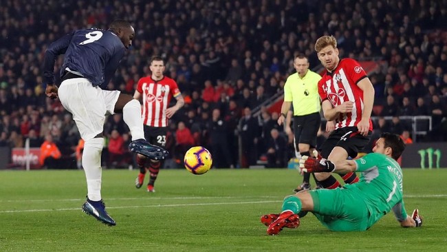 Duel babak pertama Southampton lawan Manchester United dalam laga Liga Inggris berakhir dengan kedudukan imbang.