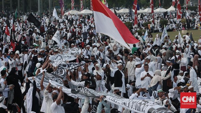 Lagu 2019 ganti presiden yang diputar di tengah-tengah massa Reuni Aksi 212 di Monas Jakarta berbeda dengan lagu yang populer sebelumnya.