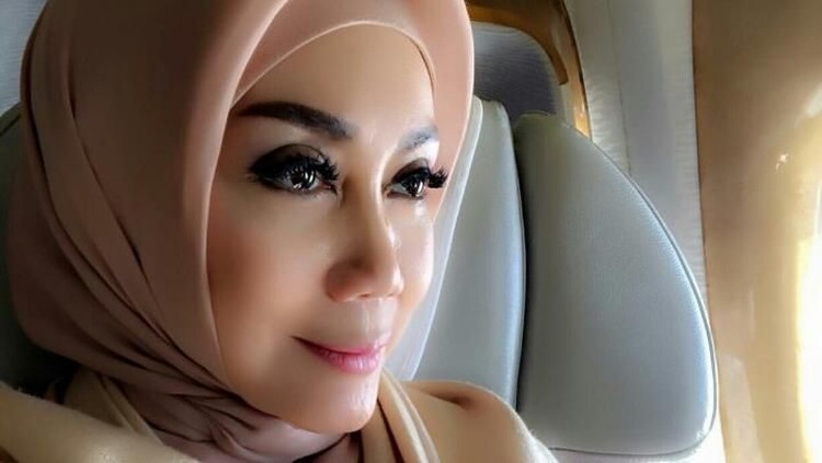 Setelah lulus sarjana, putri sulung Okky Asokawati akan melanjutkan studinya di Paris. Berat, tapi Okky tetap mendukungnya.