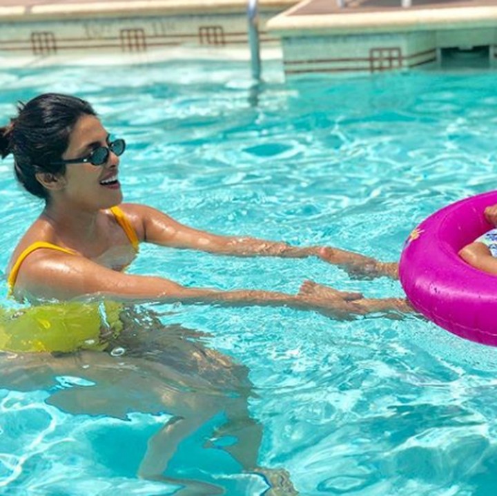 Bahkan Priyanka juga senang berenang bersama keponakannya. (Foto: Instagram @priyankachopra)