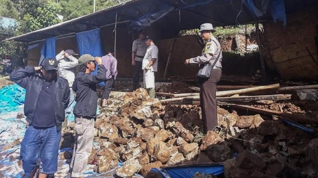 Sebanyak tujuh orang meninggal dunia dan sembilan lainnya luka-luka akibat longsor di Pemandian Daun Paris Raja Berneh, Kabupaten Karo, Sumatera Utara.