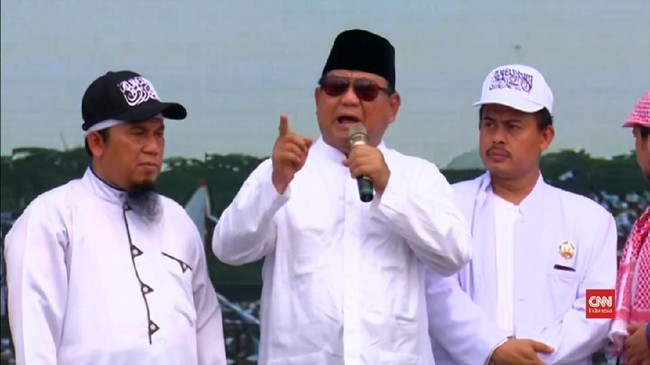 Calon presiden nomor urut 02, Prabowo Subianto, menerima donasi dalam acara Gala Dinner bertajuk 'Bisnis dan Tionghoa di Mata Prabowo Subianto'.