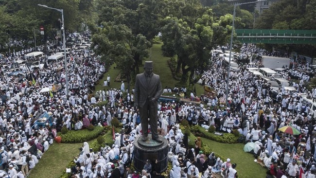 Persaudaraan Alumni 212 menggelar demonstrasi bertajuk 'Aksi 2309' menolak kenaikan harga bahan bakar minyak (BBM) di Istana Negara pada 23 September.