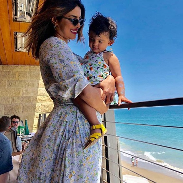 Bersama keponakan kesayangannya, Sky. Priyanka Chopra mengajaknya makan di restoran tepi pantai. (Foto: Instagram @priyankachopra)