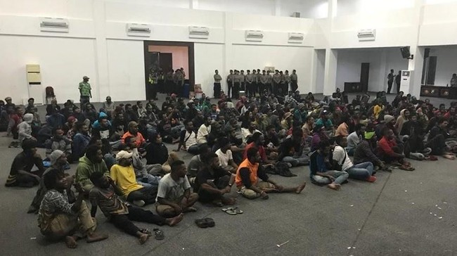 Seorang WNA asal Australia turut diamankan polisi karena terlibat dalam aksi mahasiswa Papua di Surabaya. WNA itu pun telah diserahkan polisi ke imigrasi.