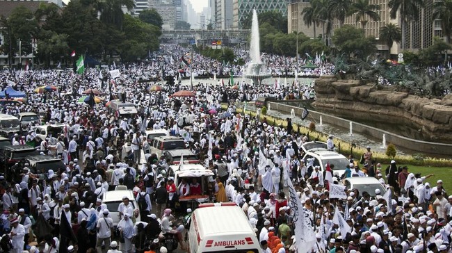 Sehari menjelang pelaksanaan Reuni Alumni 212, polisi menyekat sejumlah pintu masuk ke Jakarta untuk mengantisipasi massa Reuni 212.