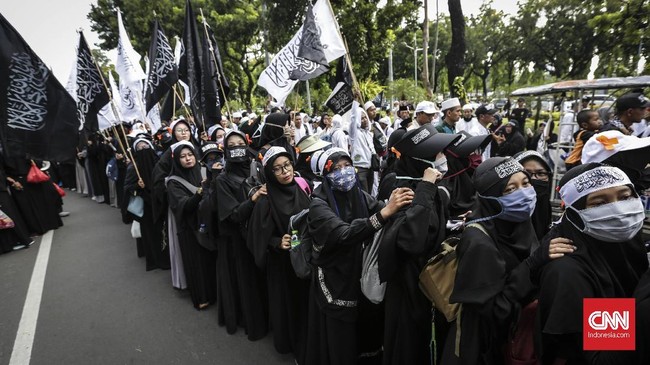 Sejumlah emak-emak yang hadir di aksi reuni 212 mengaku kecewa karena cawapres Sandiaga Uno tidak hadir. Menurut mereka Sandi merupakan