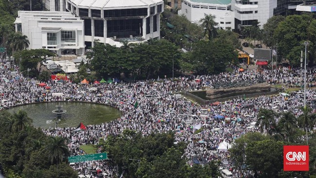 Banyak peserta Reuni Aksi 212 yang tak bisa memasuki kawasan Monas, dan memenuhi wilayah di sekitar Monas seperti di Patung Kuda.