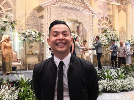 Momen Imlek Jadi Quality Time Keluarga Ernest Prakasa