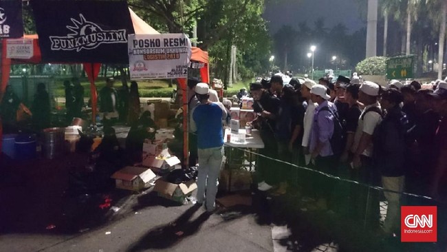 Sejumlah anak dari komunitas Punk ikut dalam kegiatan Reuni Aksi 212 dengan membagikan makanan untuk peserta aksi.