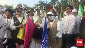 Bendera Tauhid Warna-warni Bertebaran di Reuni Aksi 212