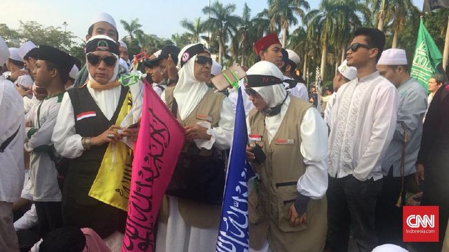 Bendera Tauhid Warna-warni Bertebaran di Reuni Aksi 212 Di reuni 212, tampak bendera besar dan kecil berwarna merah, merah muda, biru, kuning, dan hijau. Semua bendera itu bertuliskan kalimat tauhid berwarna putih.