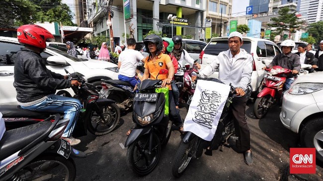 Beberapa peserta Reuni 212 dari sejumlah daerah mulai bergerak ke Monas, Jakarta. Mereka berangkat menggunakan sepeda hingga kuda.