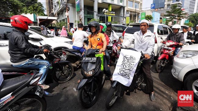 Panitia Reuni 212: Peserta ke Jakarta Naik Sepeda Hingga Kuda Beberapa peserta Reuni 212 dari sejumlah daerah mulai bergerak ke Monas, Jakarta. Mereka berangkat menggunakan sepeda hingga kuda.