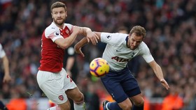 Legenda Arsenal Sebut Shkodran Mustafi Raja Blunder