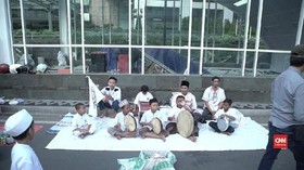 VIDEO: Dendang Salawat di Tengah CFD dan Reuni 212
