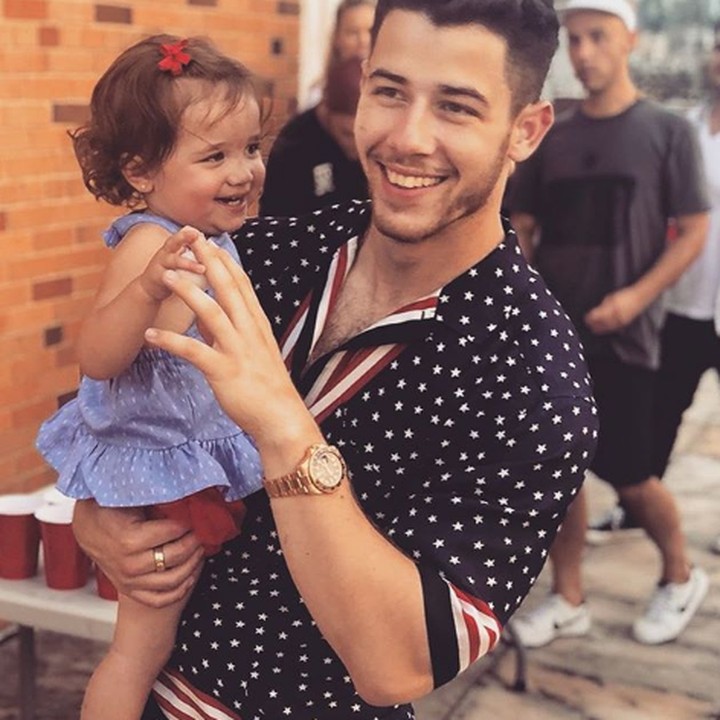 Bikin adem ya lihatnya. (Foto: Instagram @nickjonas)