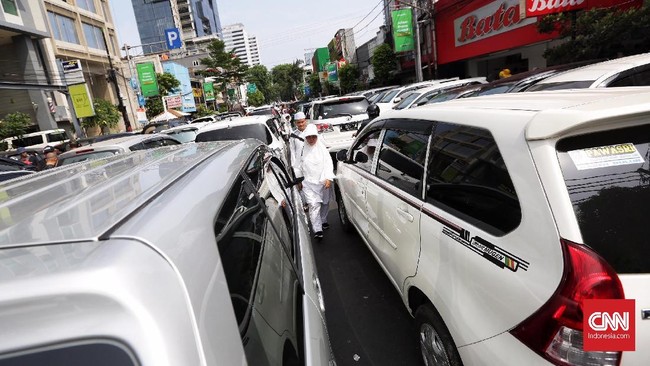 Lalu lintas ke arah kawasan Monumen Nasional (Monas) lumpuh karena dipadati oleh peserta Reuni Aksi 212 pada Minggu (2/12).