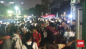 Massa Aksi Reuni 212 Berdendang, Kawat Berduri Terpasang