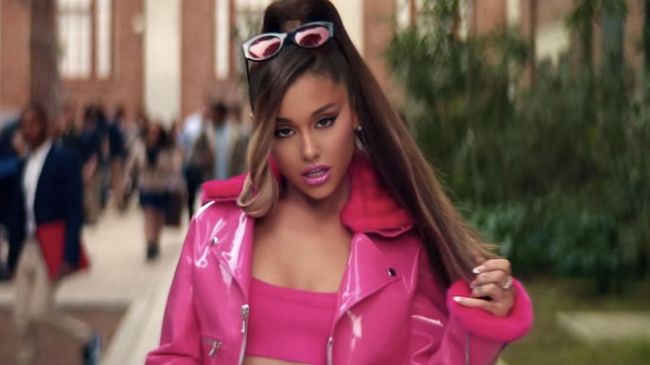 Ariana Grande baru saja dinobatkan sebagai musisi pertama setelah The Beatles pada 1964 yang berhasil menandai tiga posisi puncak Billboard Hot 100.