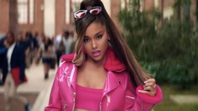 Ariana Grande Toreh Prestasi Seperti The Beatles
