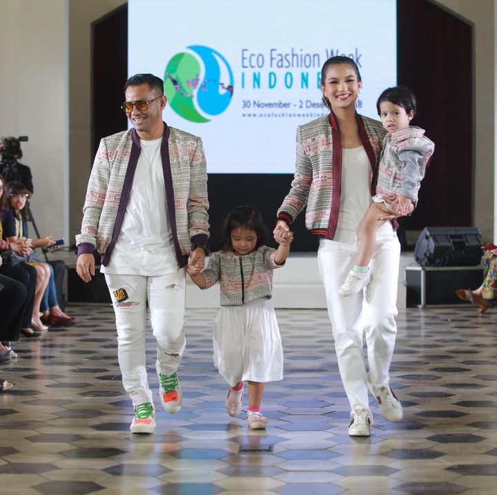 Aaw, gemesin banget, keluarga Judika juga tampil lho dalam acara tersebut. (Foto: dok. Eco Fashion Week)