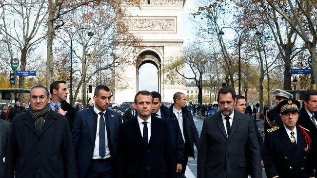 Emmanuel Macron menunda kunjungan ke Serbia di tengah krisis Perancis usai kerusuhan pecah ketika gerakan rompi kuning menggelar demonstrasi akhir pekan lalu.