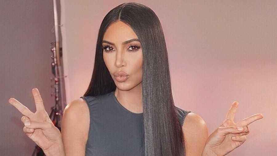 Kim Kardashian mengunggah potret dirinya yang tengah memakai gaun pendek di akun Instagram. Ternyata gaun yang dipakainya itu adalah pilihan dari Kanye West.