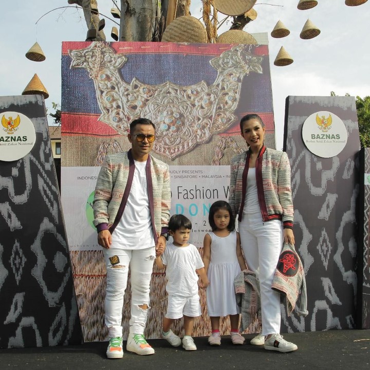 Penyanyi Judika, ternyata sudah curi start nih, Bun. Ia mengajak istri, Duma Riris, dan kedua anaknya, Cleo Deamora Sihotang dan Judeo Volante Sihotang, ke acara peragaan busana di Museum Kebangkitan Nasional. (Foto: dok. Eco Fashion Week)